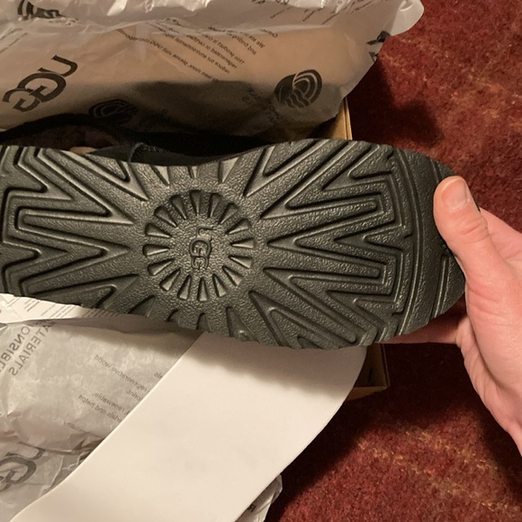 UGG Classic Slipper - Picture 4 of 4